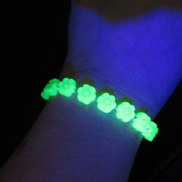 Uranium glass Flower Bracelet - Picture 8 of 8